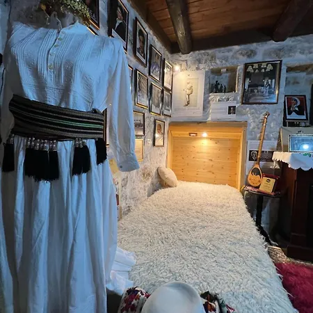 Old Town Guri 4*
